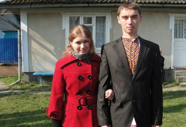 Василь Петруняк зі своєю молодшою сестрою Вікторією. | Фото: Вконтакте/Вікторія Петруняк