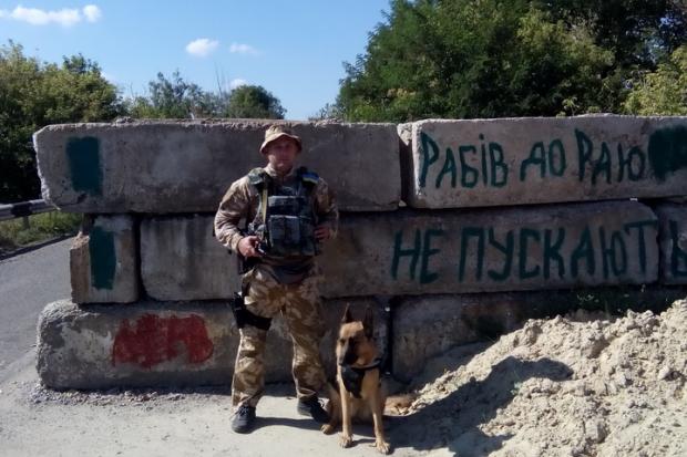 Старший інспектор-кінолог Андрій Попаца з поважним семирічним Люісом служили в Купянську. Це крайня точка Харківської об