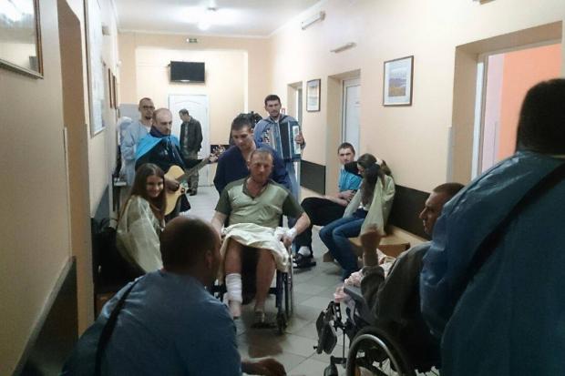 Гурт "Цвіт Кульбаби" провідав у Київському військовому шпиталі поранених бійців із Прикарпаття | Фото: Єлизаве
