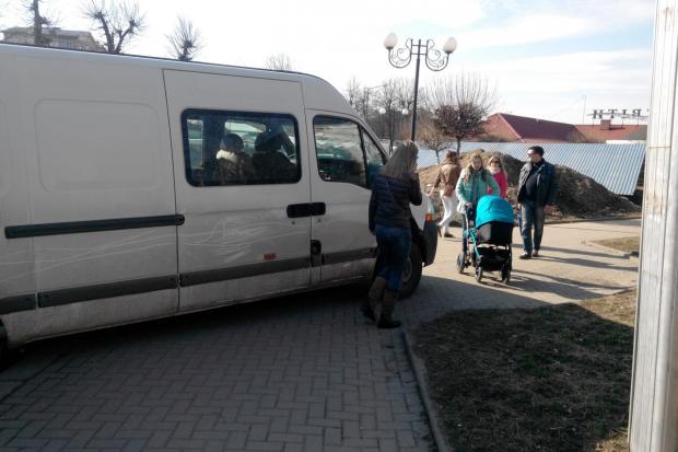Власник автомобіля спокійно залишив свій транспорт на тротуарі | Фото: Типовий Франківськ