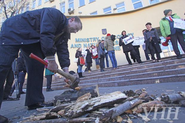 Активісти вимагають припинити вирубку дерев на заповідних територіях. | Фото: УНН