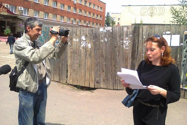 Ірина Червніська читає вірші під час поетичного флешмобу на площі Героїв у Калуші | Фото: Оксана Гузинець-Мудрик