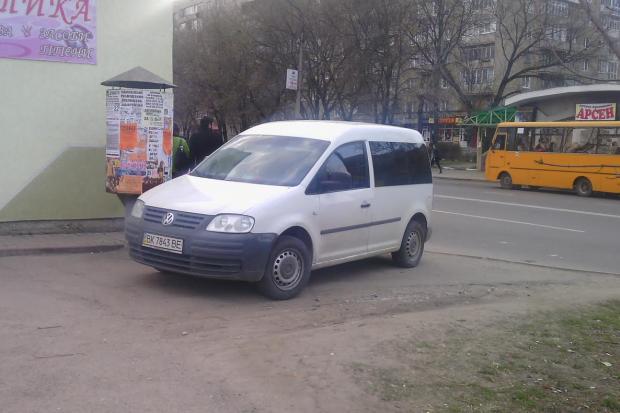 Водій обрав для паркування місце біля зупинки | Фото: Любов Тимків