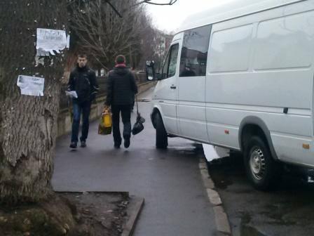 А так виглядає тротуар між ЗОШ №3 та міським ринком на вулиці Дзвонарська | Фото: Юрій Демків