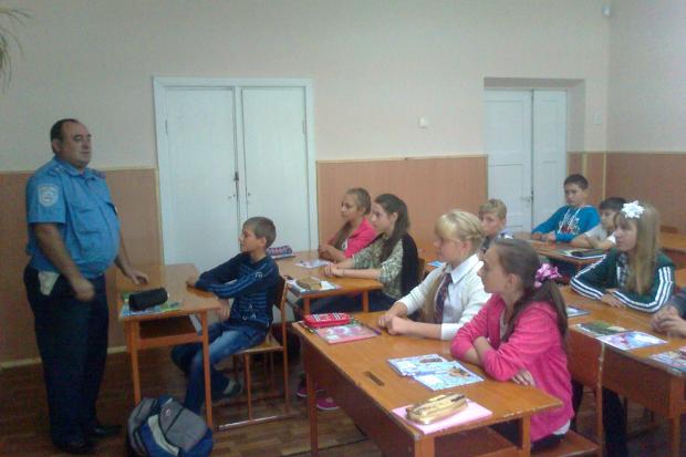 Михайло Фединич зауважує, що школярі взяли собі за правило одягати навушники, слухаючи гучну музику чи спілкуючись по те