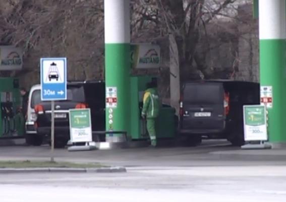 Працівник автозаправки був упевнений, що йому погрожують пістолетом, а обличчя злочинця прикриває маска з прорізами для 