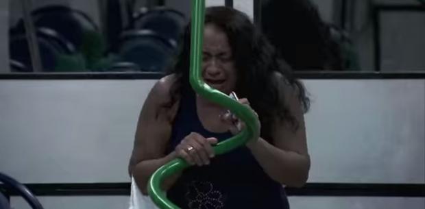 Першою жертвою розіграшу стала жінка, а наступними &mdash; дівчата. | Фото: Youtube