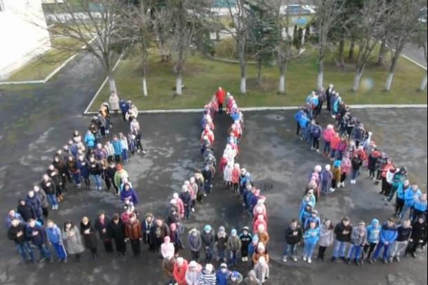 Діти натхненно співали Гімн України зі своїми вчителями та наставниками. | Фото: Youtube