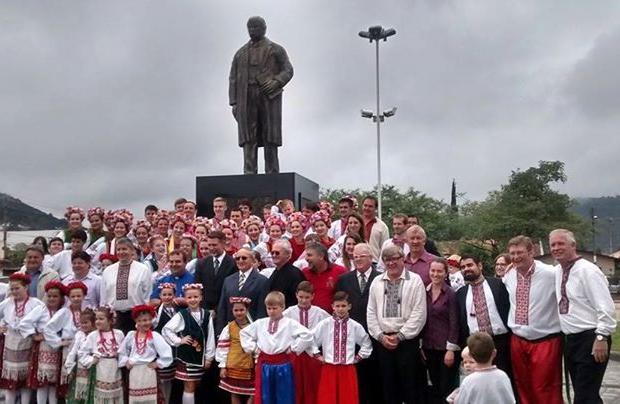 Участь у відкритті пам'ятника взяли Посол України в Бразилії, мер міста Уніао да Віторія та представники українсько
