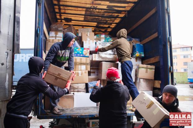  У посилках, здебільшого, їжа, є багато одягу та побутової хімії. | Фото: galka.if