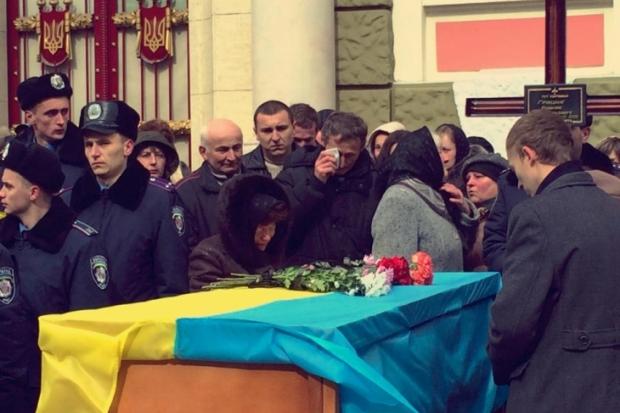 Українські захисники загинули ще у серпні минулого року під час виходу з Іловайського котла. Але через проблеми з провед