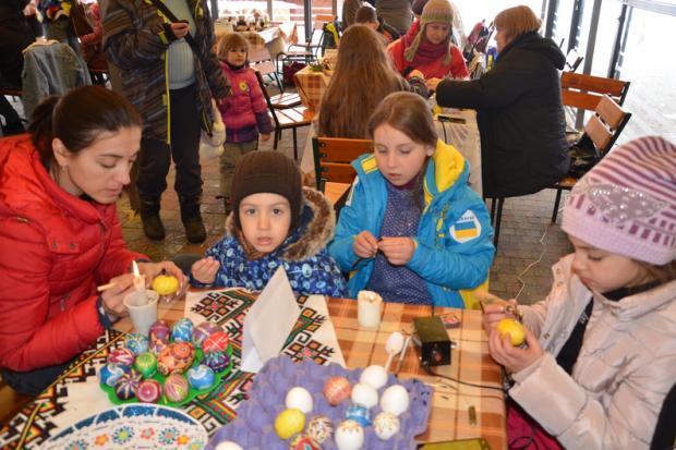 Починають писати писаночку з молитви. Якщо майстер бере в руки порожнє яйце, він його повинен перехрестити помолитися Бо