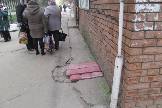 Каналізаційний люк теперприкривають важкі плити | Фото: Юрій Демків