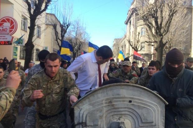  Скандуючи "Чемодан! Вокзал! Росія!", пікетувальники котять контейнер з начальником до вокзалу | Фото: kurs.if