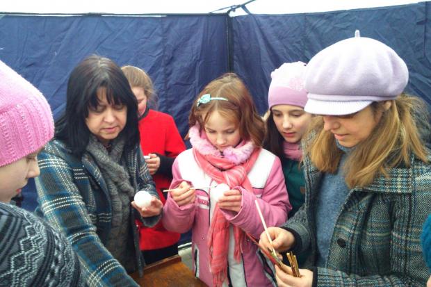 На площі Героїв писанки писали дорослі і малі  | Фото: Оксана Пілянська  