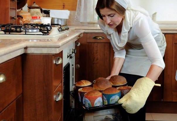 Випікати паску слід у чистий четвер. Обов&rsquo;язково перед початком приготування тіста потрібно прочитати молитву, щоб