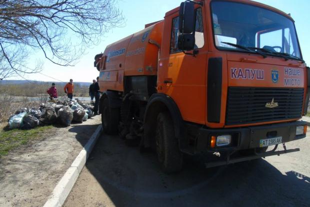 Активісти і студенти вкотре прибрали береги Лімниці після "відпочинку" тут інших калушан | Фото: Автомайдан Ка