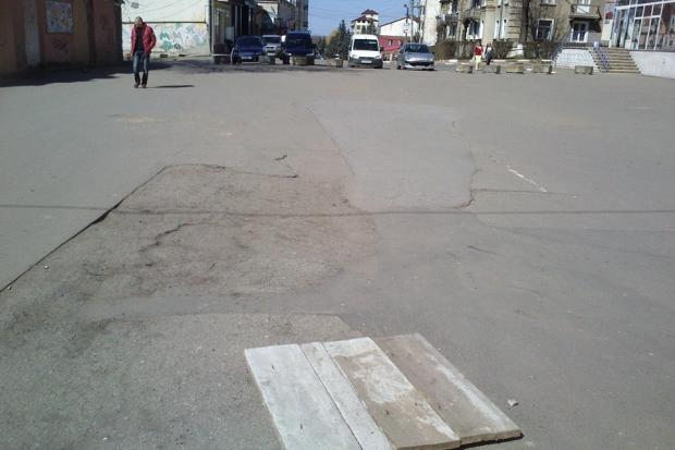 На площі Героїв замість металевих кришок на каналізаційних люках "красуються" дерев'яні | Фото: Вадим Глу