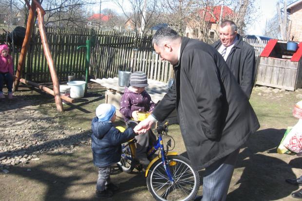 Посадовці твердять, що турбота про цю родину &mdash; одне з першочергових завдань районної влади | Фото: прес-служба Над