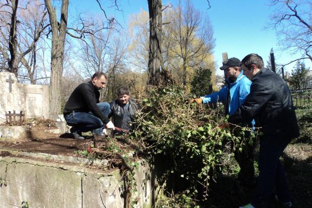 Калушани традиційно тричі на рік прибирають могили померлих священиків та сестер-служебниць | Фото: http://mihaelkalush.