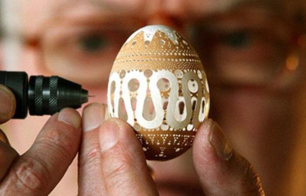 Художник просвердлює у писанці від 2500 до 17000 крихітних отворів. | Фото: novate.ru