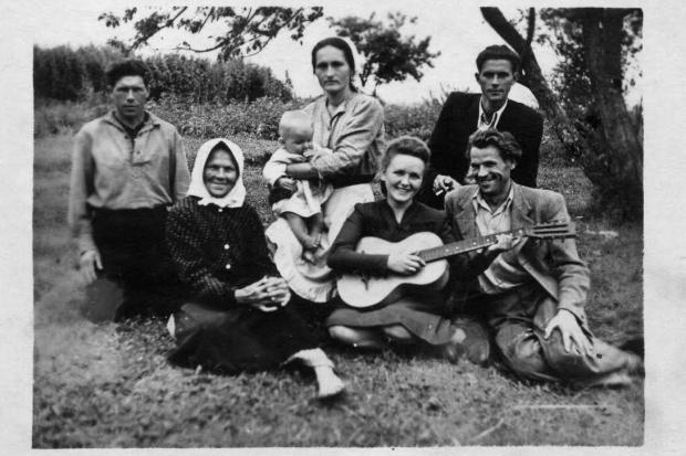 "У Долині з родиною (орієнтовно 1947 рік). В нижньому ряду справа Остап Роп&rsquo;яник, з гітарою &ndash; моя мама,