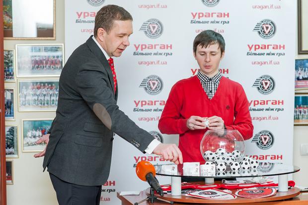 Засновник Кубку НФК &laquo;Ураган-2015&raquo;, голова правління ПАТ "Прикарпаттяобленерго" Олександр Бубен бер