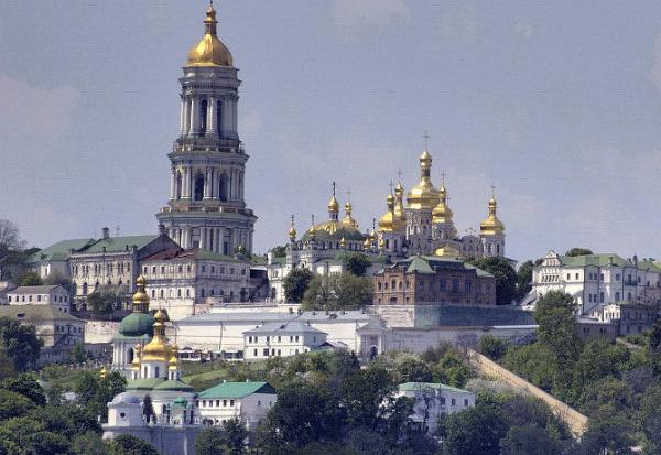 Дзвіниця на тлі Києво-Печерської лаври 