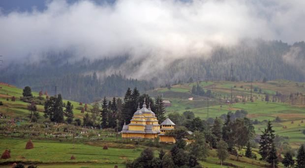 У західній частині пройдуть дощі, місцями з мокрим снігом. Температура повітря вночі 2-7  градусів тепла, місцями заморо