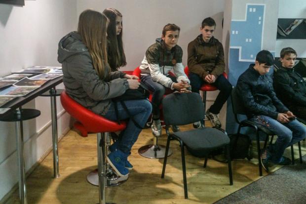 Присутні мали можливість переглянути відеофільм &laquo;У нетрях синевирських пралісів&raquo; | Фото: Калуська Центральна