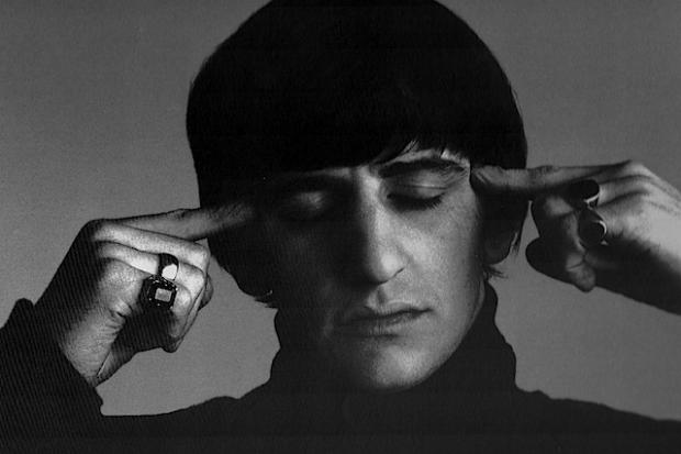 Група The Beatles була утворена в 1960 році. До її складу увійшли Джон Леннон, Пол Маккартні, Джордж Харрісон і ударник 