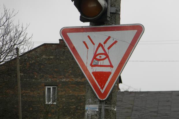 "Новий" знак привертає увагу водіїв у Калуші | Фото: Володимир Кіндююх