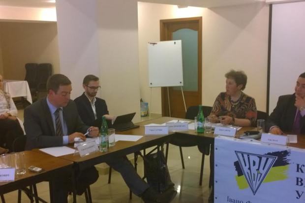 Під час "круглого столу" "зачепили" тему освіти у сільських школах  | Фото: Ярослав Романишин 