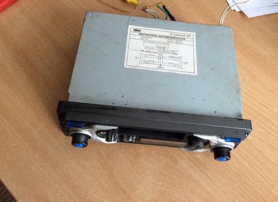 В одному з автомобілів злодії викрали автомагнітолу, з іншого ― зняли бокові дзеркала та щітки з вітрового скла | Фото: 