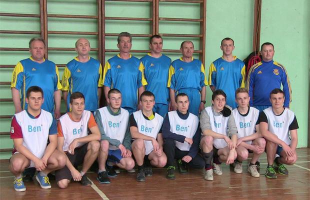 Світлина на згадку: вчителі та випусники Калуської ЗОШ І-ІІІ ступенів №3 | Фото: Наталія Курдюкова