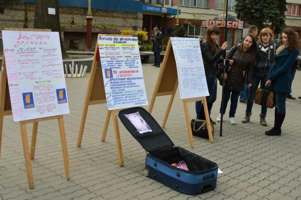 Посеред міста студенти поставили дорожню сумку повну моркви із написом "Сєня пора у відставку" | Фото: Івано-Ф