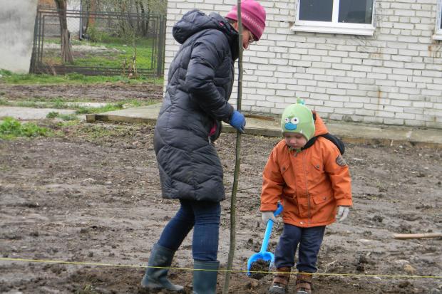 Калушани не лише проявили ініціативу, а і самотужки взялися за лопати | Фото: Володимир Кіндюх