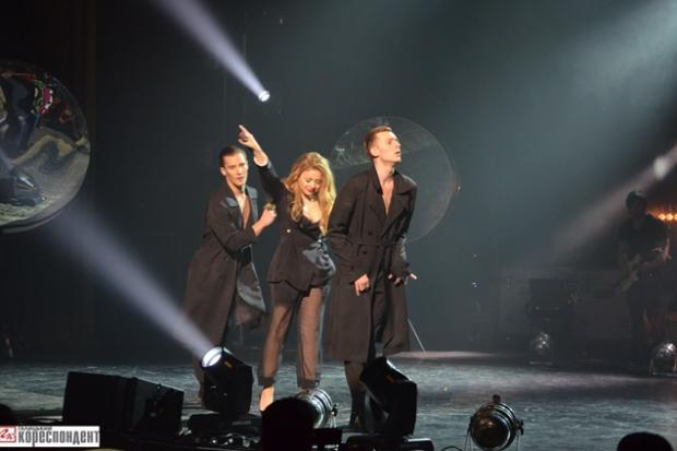 Зірка не лише співала, але і виконала танець зі своїми партнерами. | Фото: gk-press.if.ua