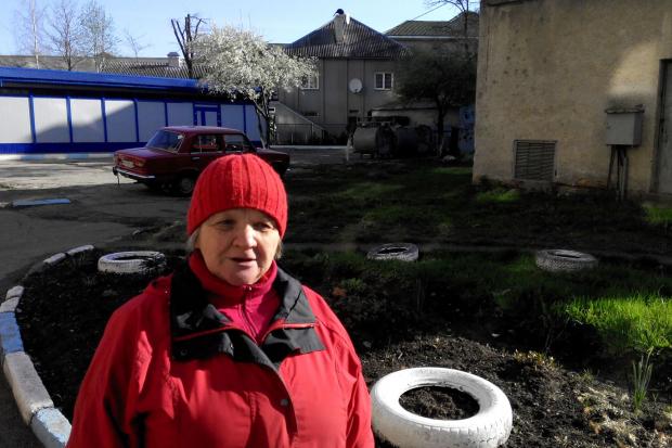 Пані Анна долядає двір на проспекті Лесі Українки впродовж чотирьох останніх років. Тут висадила 49 ялинок | Фото: Юрій 