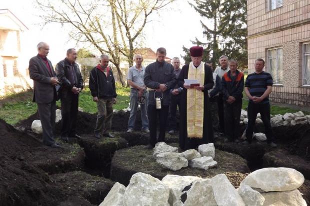 Учора було урочисто освячено перший камінь під будівництво каплички | Фото: прес-служба Городенківської РДА