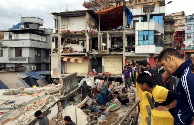 Унаслідок землетрусу зруйновані багато будинків, аеропорт столиці країни Катманду закритий, порушено транспортне сполуче