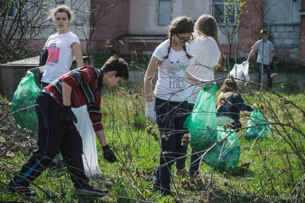 Свідомі калушани взялися за прибирання берегів річки Сівки у середмісті. | Фото: Руслан Булгаков