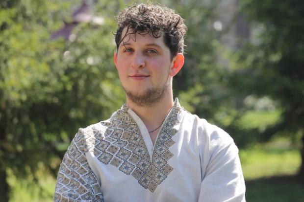 У своєму рідному селищі Петро працює вчителем музики.  | Фото: СТБ