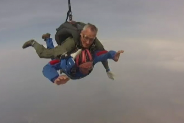 Анатолій Леонтійович не повірив, коли йому подарували сертифікат на стрибок з парашутом. | Фото: Youtube