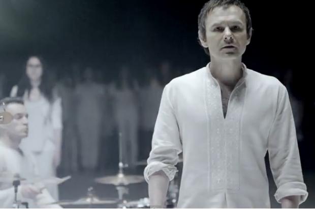 В кінці відео, зображена в ньому спільнота добра все-таки отримує шанс на розвиток й далі все залишається вже в її руках