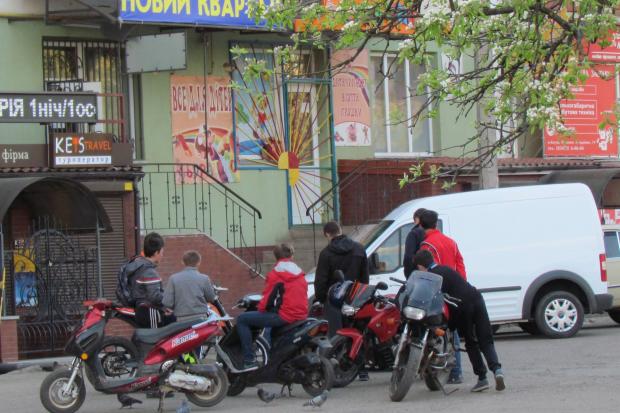 Площадка біля крамниці "Новий квартал" стала своєрідним місцем "тусовки" юних байкерів. | Фото: Юрій