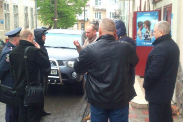 Біля кінотеатру "Африка" сперечаються правохоронці та громадські активісти  | Фото: Оксана Пілянська 