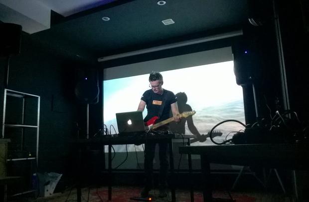 Скай доволі довго жив у столиці, пояснює, що дуже хотів переїхати у маленьке місто, подалі від мегаполісу