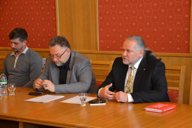 Сьогодні ми зібрали масу людей, які є як "фанатами", так і професіонали та організаторами культури, митцями, д