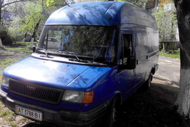 Власник вантажного мікроавтобуса просто заїхав на газон. Калуш, вулиця Винниченка, 10 | Фото: Юрій Демків